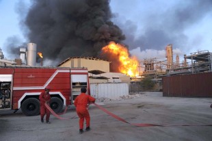 مهار آتش سوزی مخزن ذخیره سازی پایانه نفتی خارگ