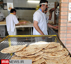 توزیع نان رایگان بین مردم قائم شهر توزیع نان رایگان بین مردم قائم شهر