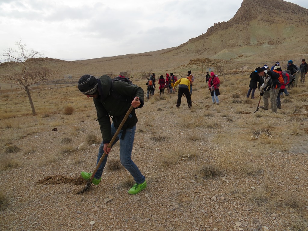 بذرکاری در ارتفاعات لارستان برای تقویت پوشش گیاهی
