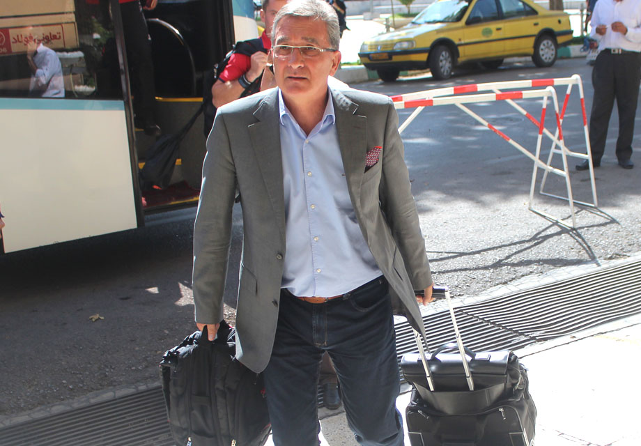 سرمربی پرسپولیس به کنفرانس مطبوعاتی اصفهان نرسید