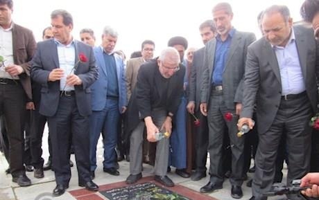 غبارروبی و عطر افشانی گلزار شهدای روستای ایدنک