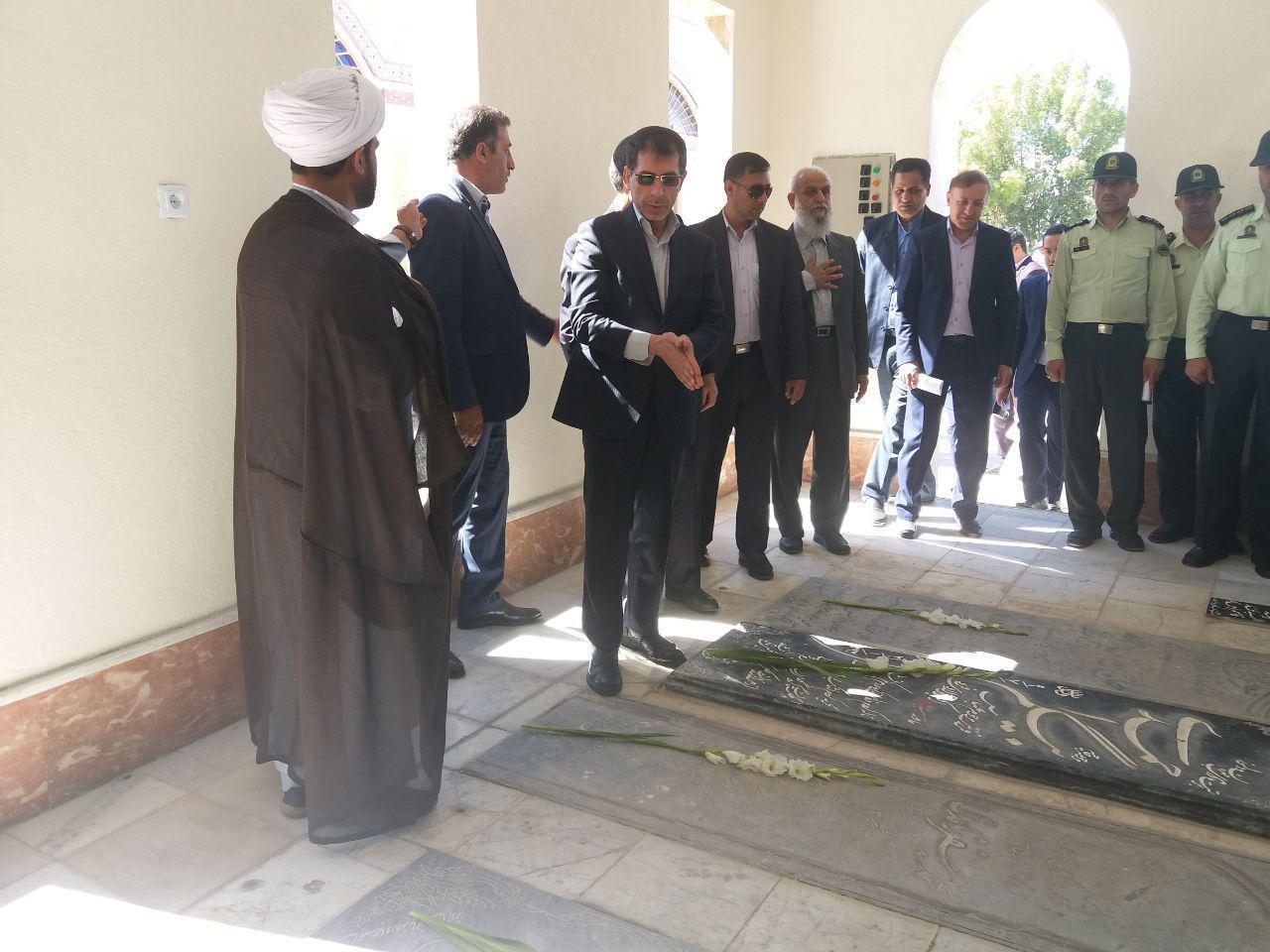 ۲۱۲ گلزار شهدای استان بوشهر گل گذاری و غبار روبی شد