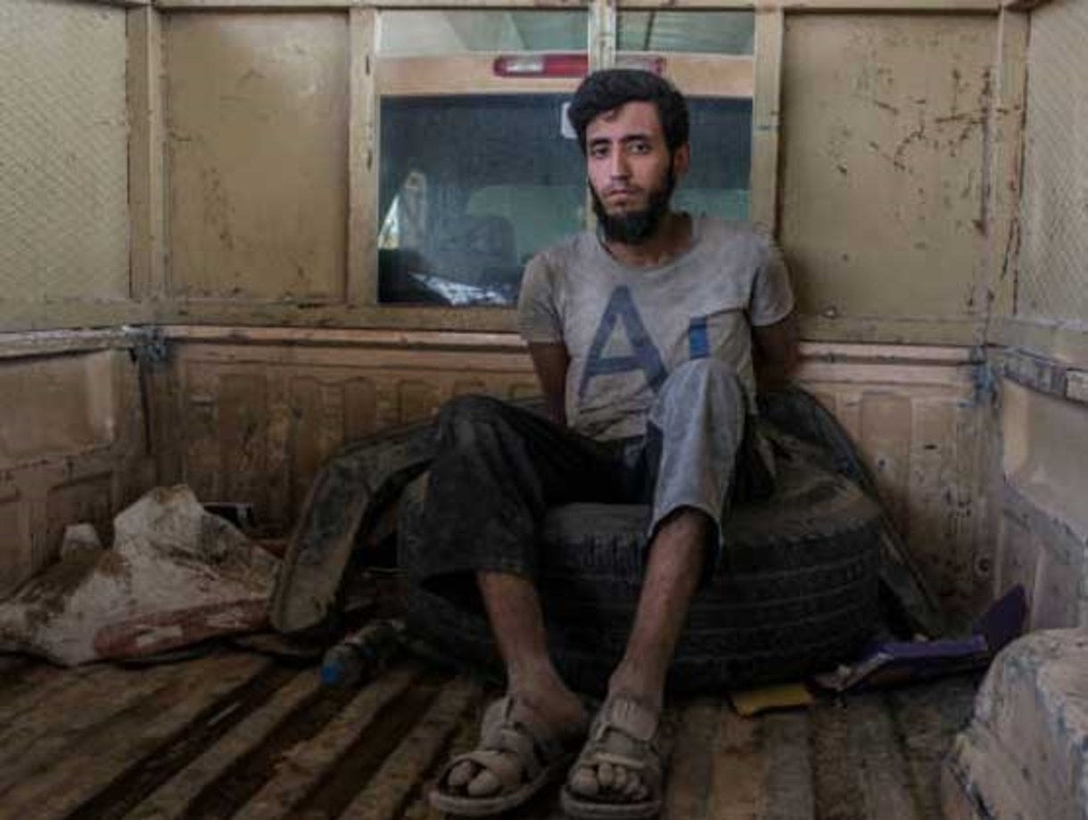 دستگیری خفت بار تروریست‌های داعش +تصاویر