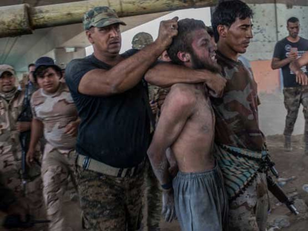 دستگیری خفت بار تروریست‌های داعش +تصاویر