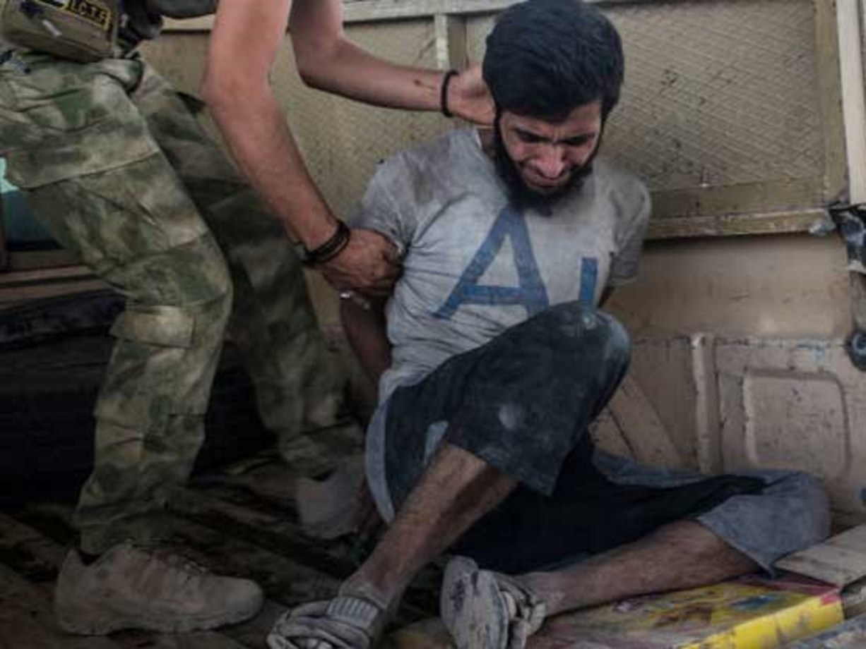 دستگیری خفت بار تروریست‌های داعش +تصاویر