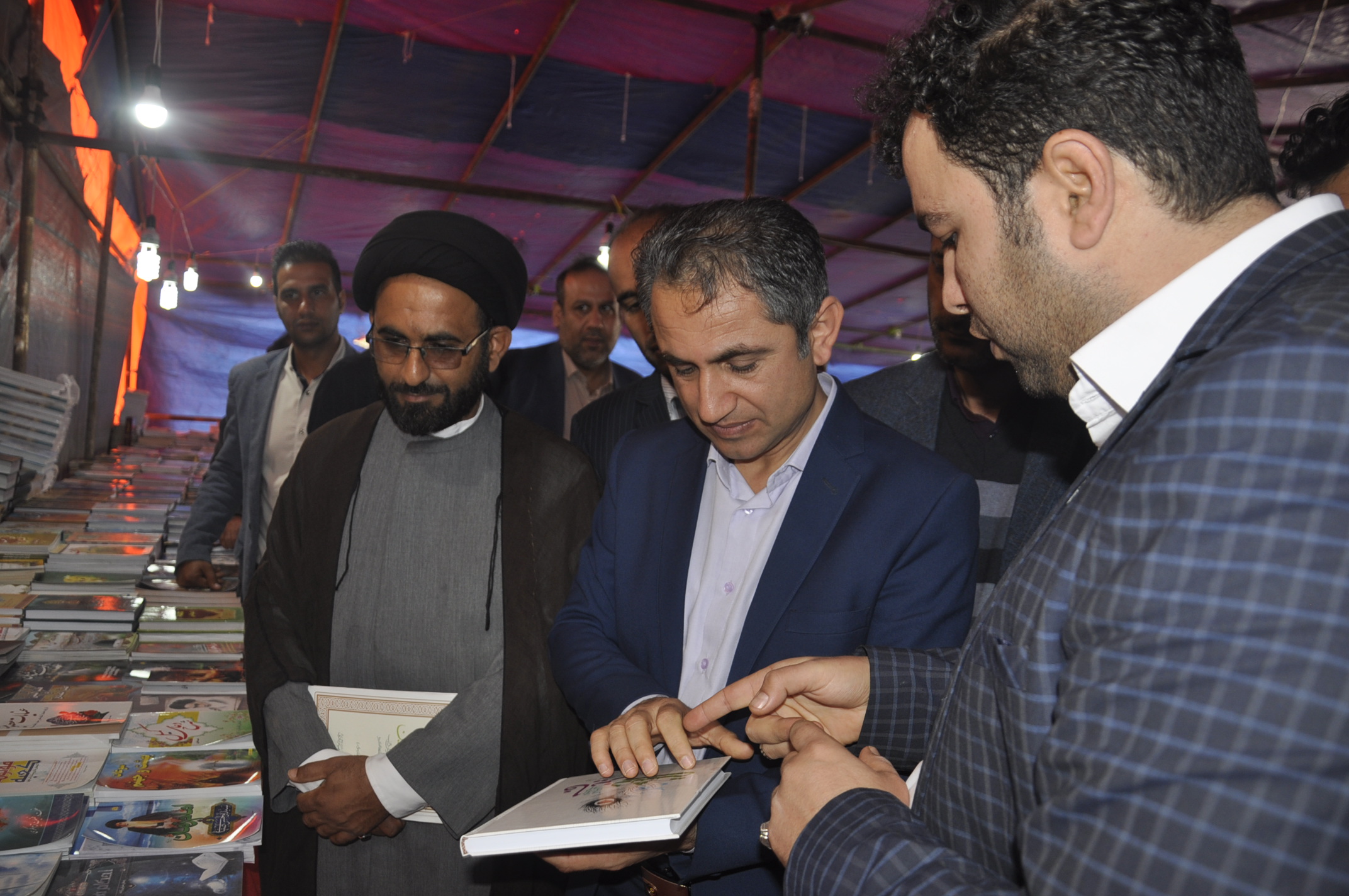 برپایی نمایشگاه کتاب در دیر