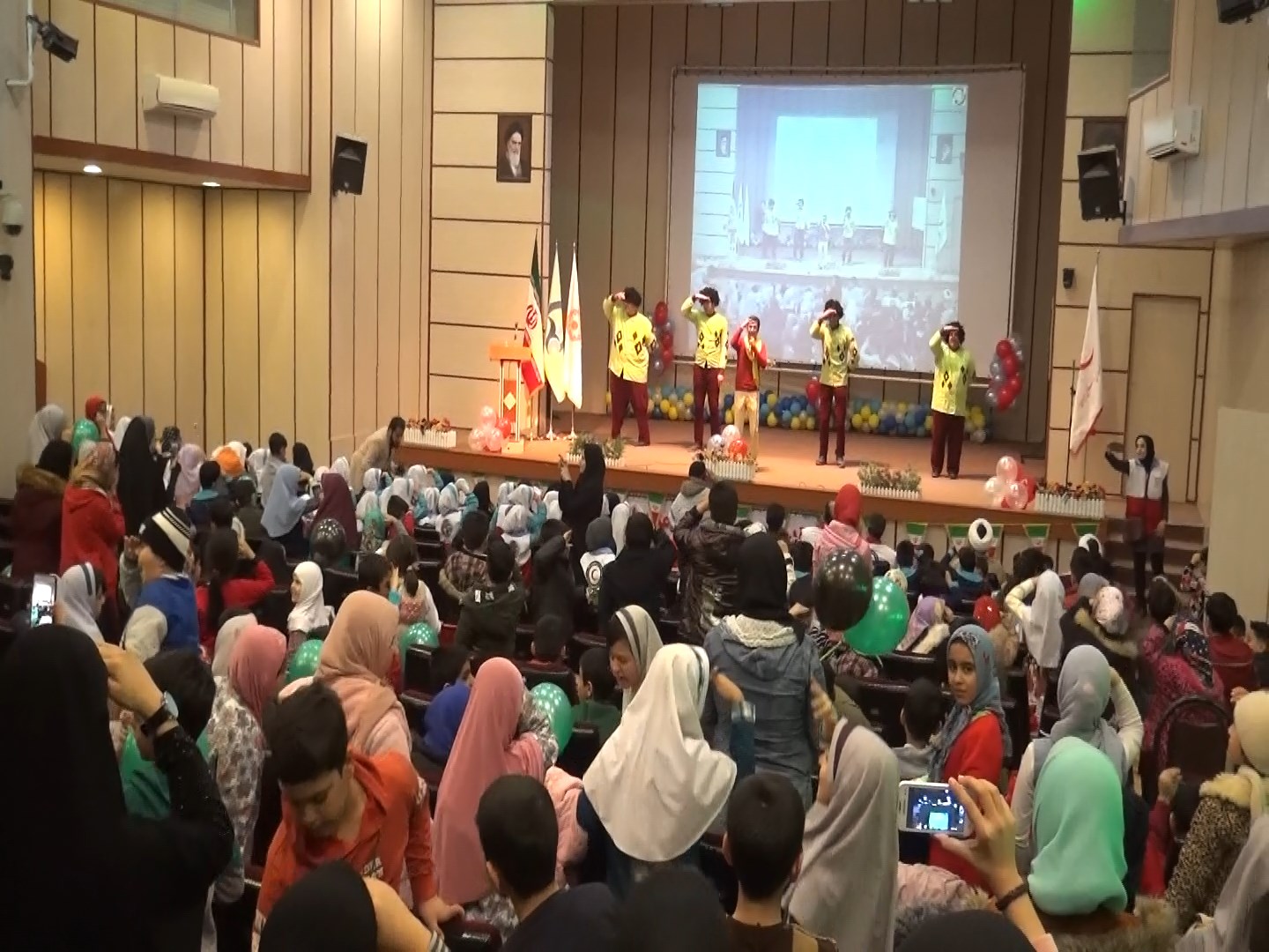 جشن انقلاب ۴۰۰ کودک همدانی