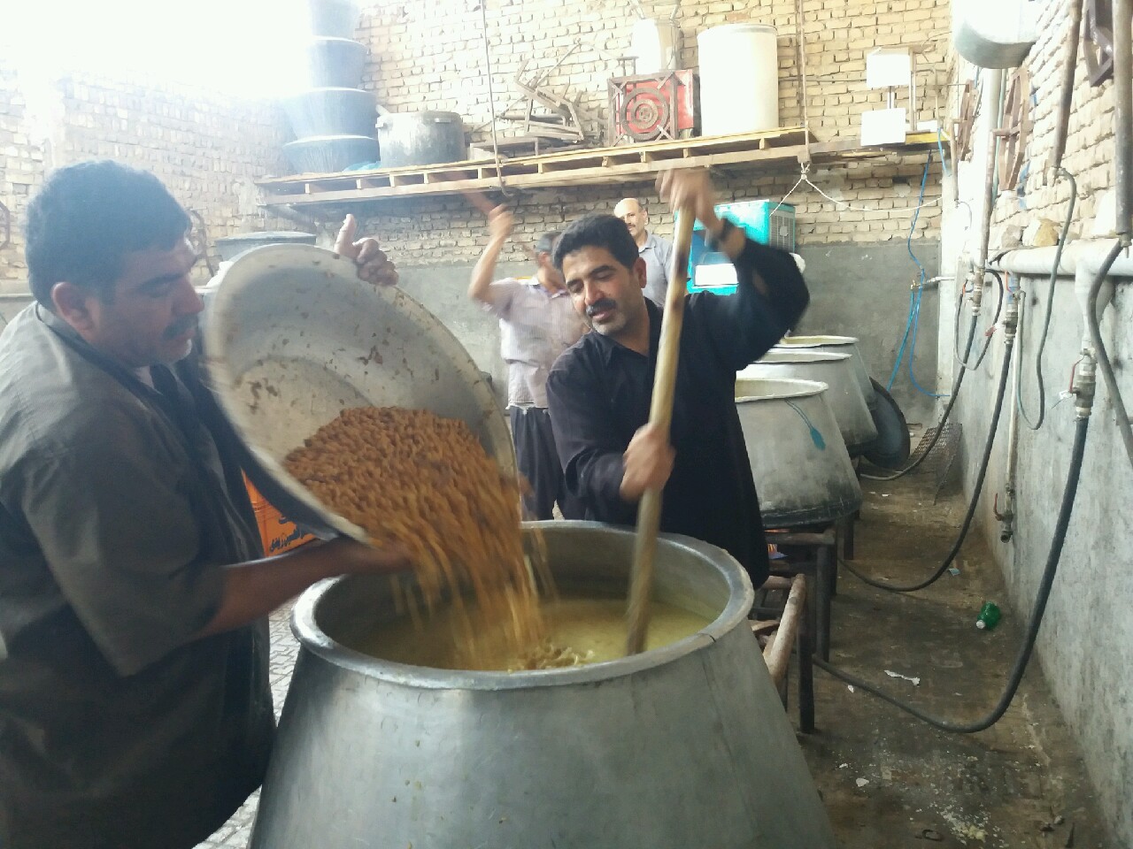 توزیع 20 تن غذای نذری در کاشان توزیع 20 تن غذای نذری در کاشان