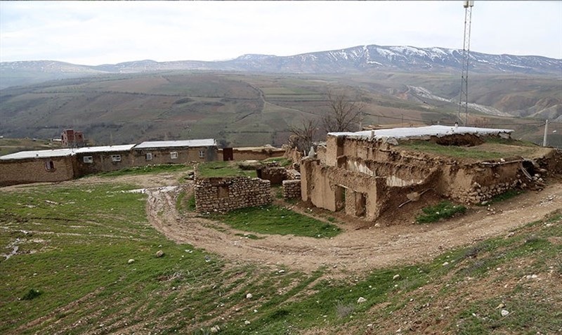 رانش زمین در روستای زرور گیلانغرب بر اثر بارندگی روزهای گذشته