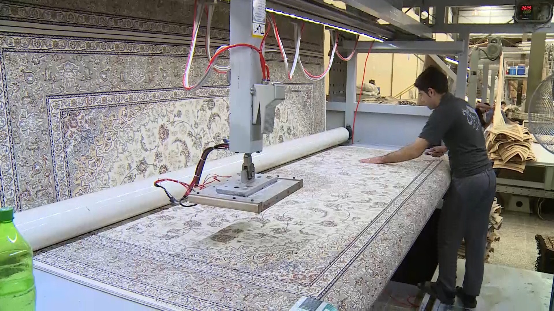 ارسال 8 هزار متر مربع فرش از سوی صاحبان صنایع کاشان به مناطق سیل زده ارسال 8 هزار متر مربع فرش از سوی صاحبان صنایع کاشان به مناطق سیل زده