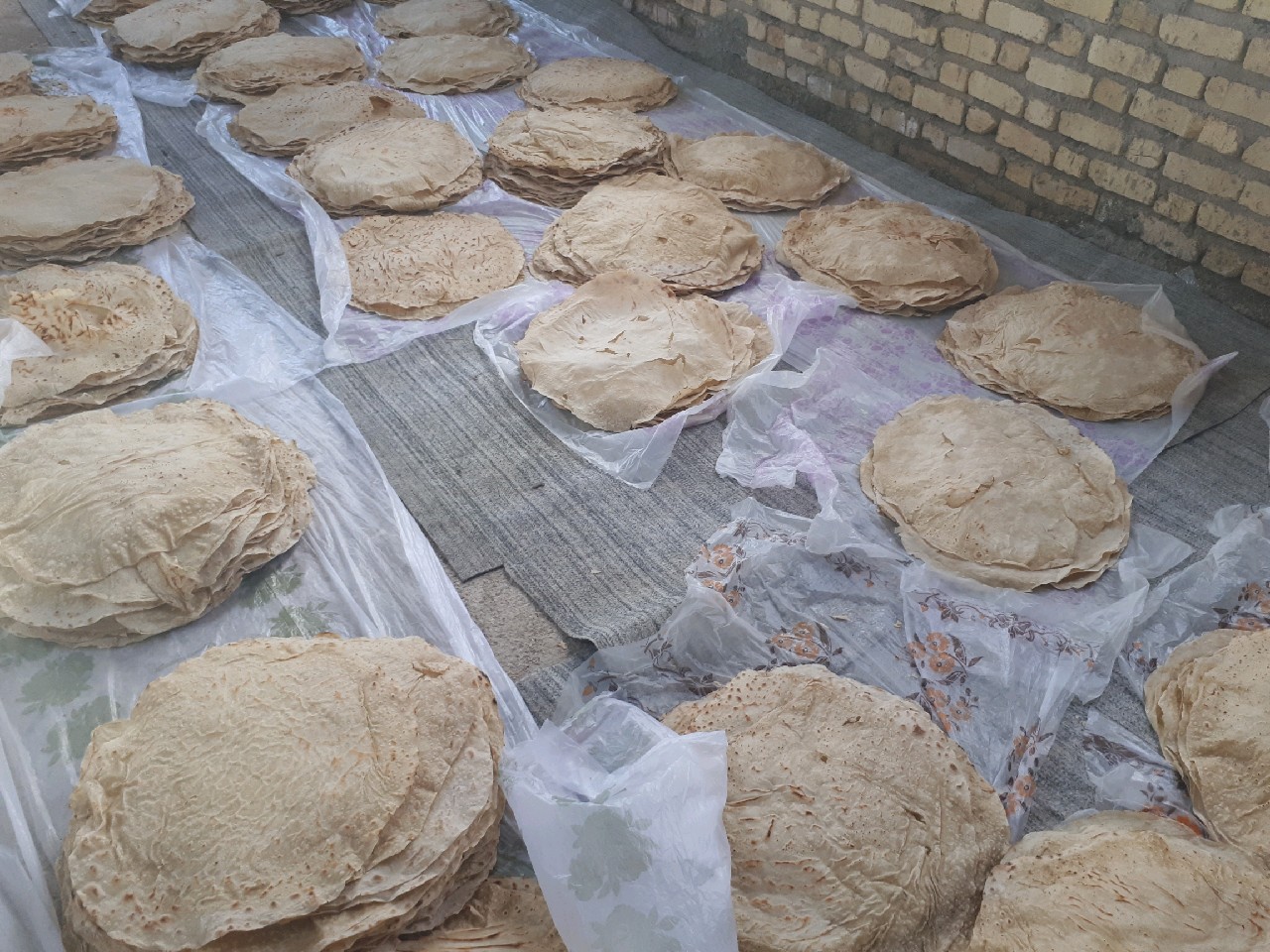 پخت بیش از ۵۰ هزار قرص نان محلی برای سیل زدگان پخت بیش از ۵۰ هزار قرص نان محلی برای سیل زدگان