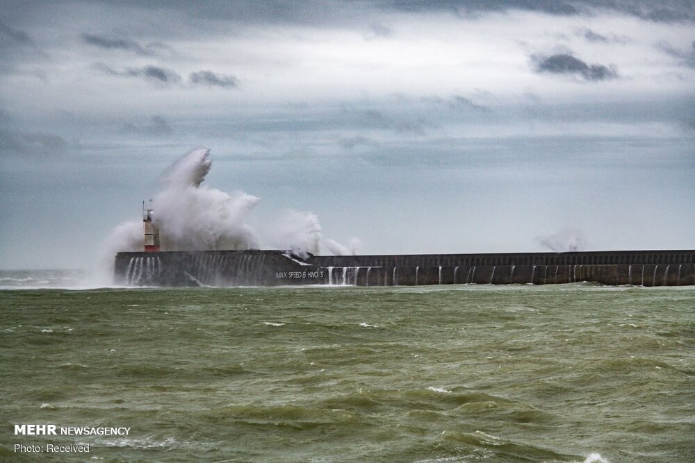 تصاویری از طوفان شدید در جنوب انگلیس تصاویری از طوفان شدید در جنوب انگلیس