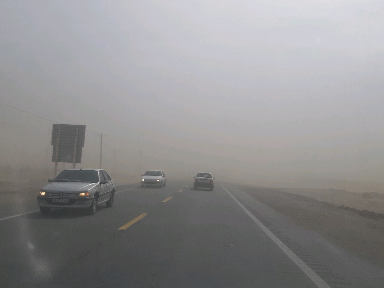 کندی تردد در جاده ریگان- چابهاربر اثر ریزگرد کندی تردد در جاده ریگان- چابهاربر اثر ریزگرد