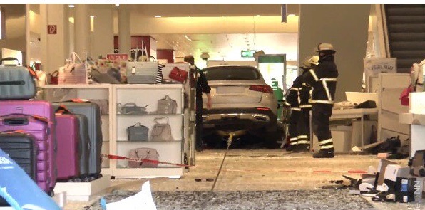 پيرمرد آلماني با خودرو وارد فروشگاه شد پيرمرد آلماني با خودرو وارد فروشگاه شد