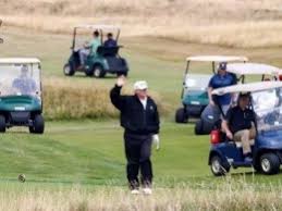 انتقادها از دونالد ترامپ به دلیل رفتن به زمین گلف انتقادها از دونالد ترامپ به دلیل رفتن به زمین گلف