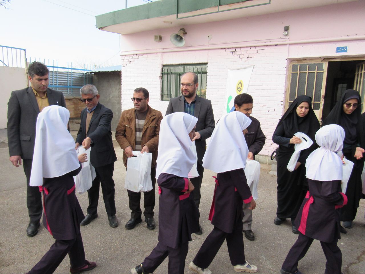 توزیع&zwnj; 130بسته نوشت افزار با حذف قبض کاغذی برق در تایباد