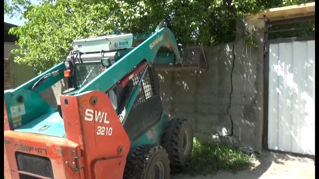 تخریب بنا&zwnj;های غیر مجاز در زمین&zwnj;های کشاورزی تفرش