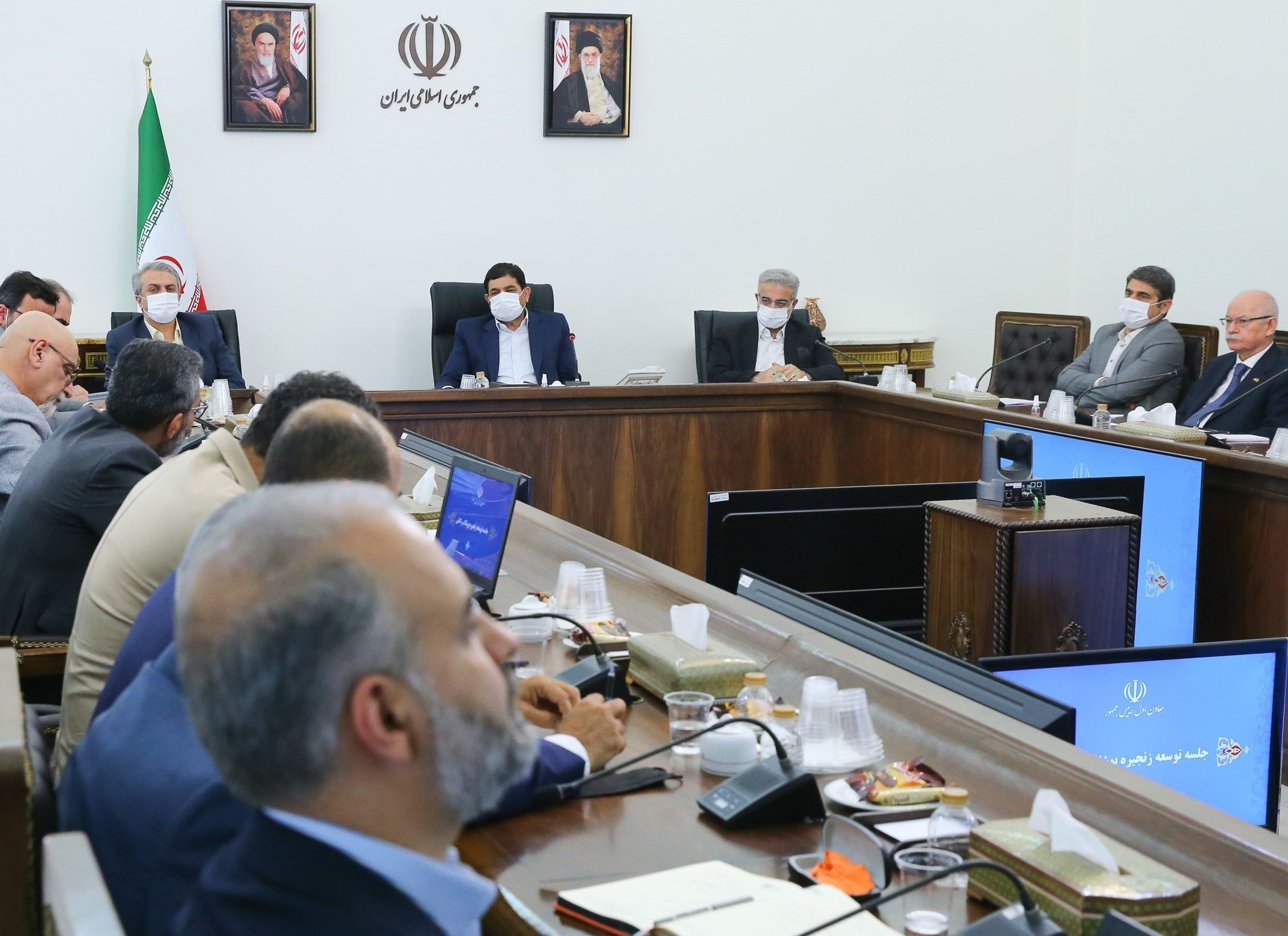 بررسی راهکارهای توسعه زنجیره صنعت پوشاک، چرم، کیف و کفش با حضور معاون اول رئیس جمهور