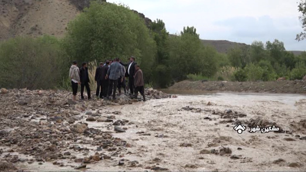 بازگشایی راه‌های مسدود شده از سیل پنج روستای مشگین‌شهر