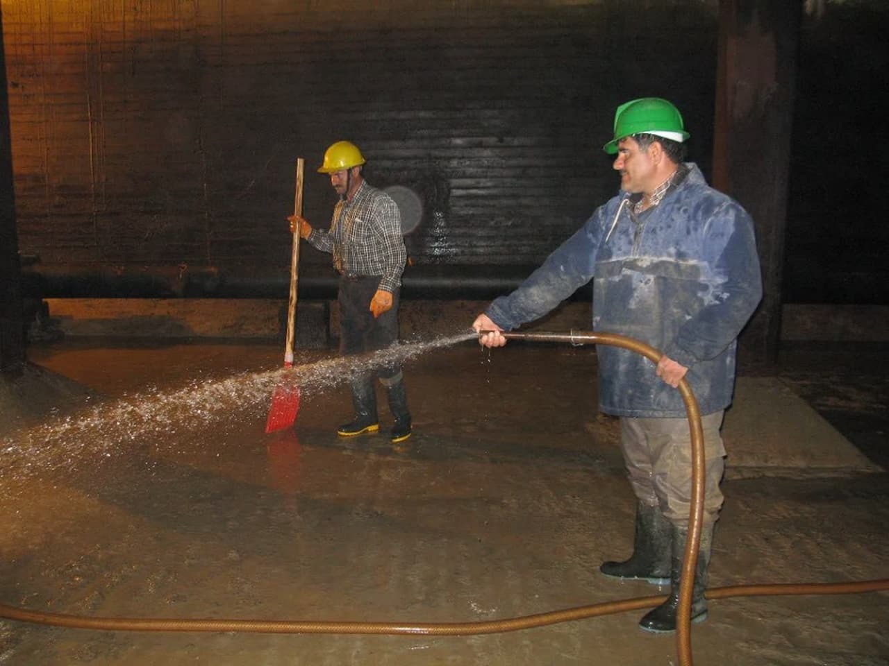 شستشوی مخازن ذخیره و شبکه توزیع آب در چالدران شستشوی مخازن ذخیره و شبکه توزیع آب در چالدران
