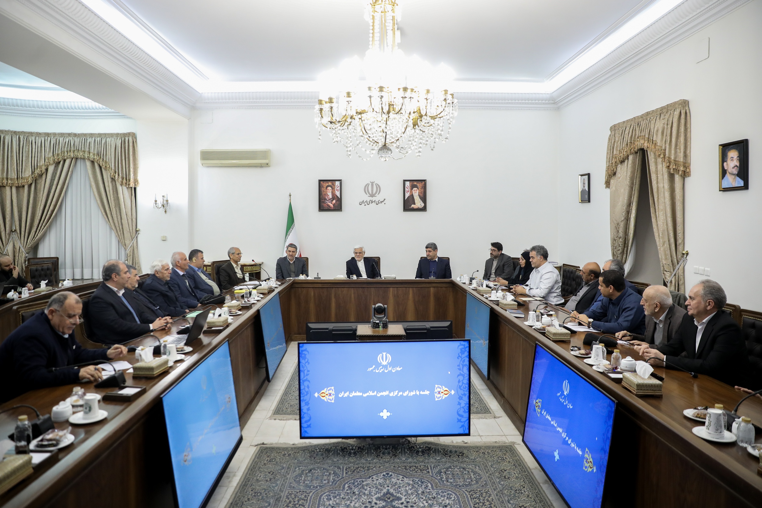 بحران آب را با همراهی یکدیگر حل خواهیم کرد بحران آب را با همراهی یکدیگر حل خواهیم کرد