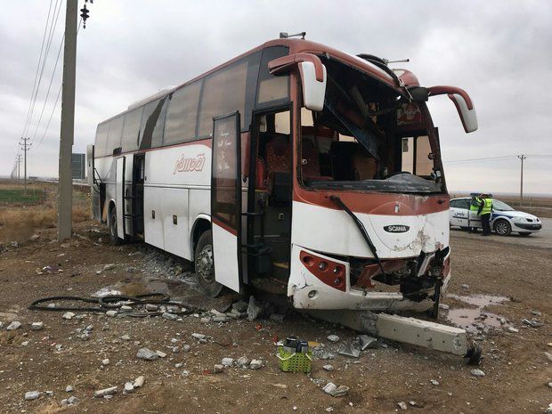 ۷ مصدوم در برخورد اتوبوس با تیر برق در محور سبزوار