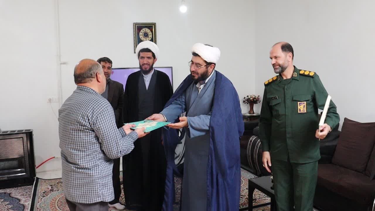 دیدار و تجلیل از خانوادههای معظم شهیدان شکری و فرجی در تکاب دیدار و تجلیل از خانوادههای معظم شهیدان شکری و فرجی در تکاب