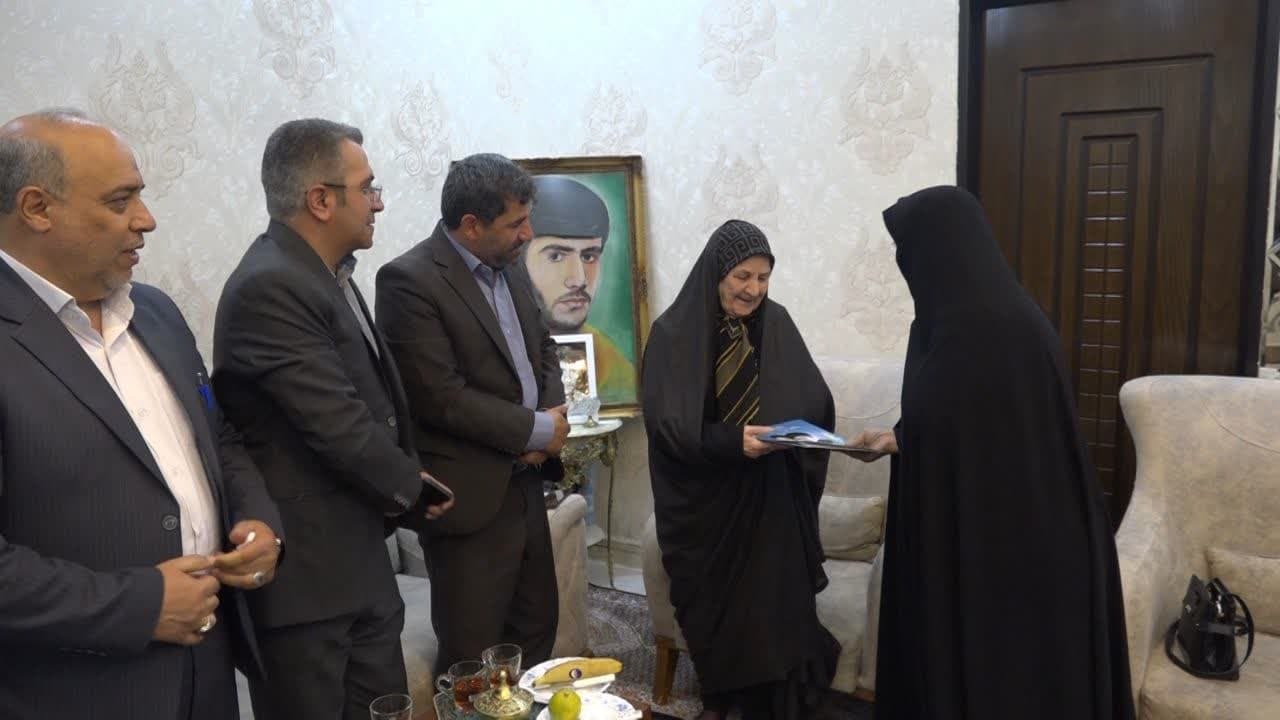 دیدار و تجلیل از خانوادههای معظم ۲ شهید والا مقام در تکاب دیدار و تجلیل از خانوادههای معظم ۲ شهید والا مقام در تکاب