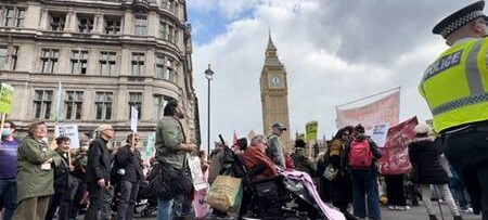 موج انتقاد‌ها از اقدام دولت انگلیس در قطع کمک‌ها به معلولان و نیازمندان