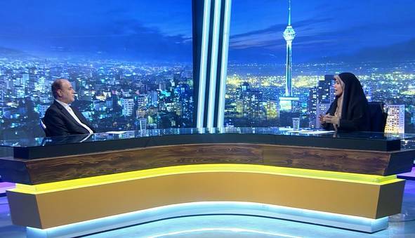 رهبر معظم انقلاب ایستاده است که نود میلیون نفر اسیر آمریکا نشوند