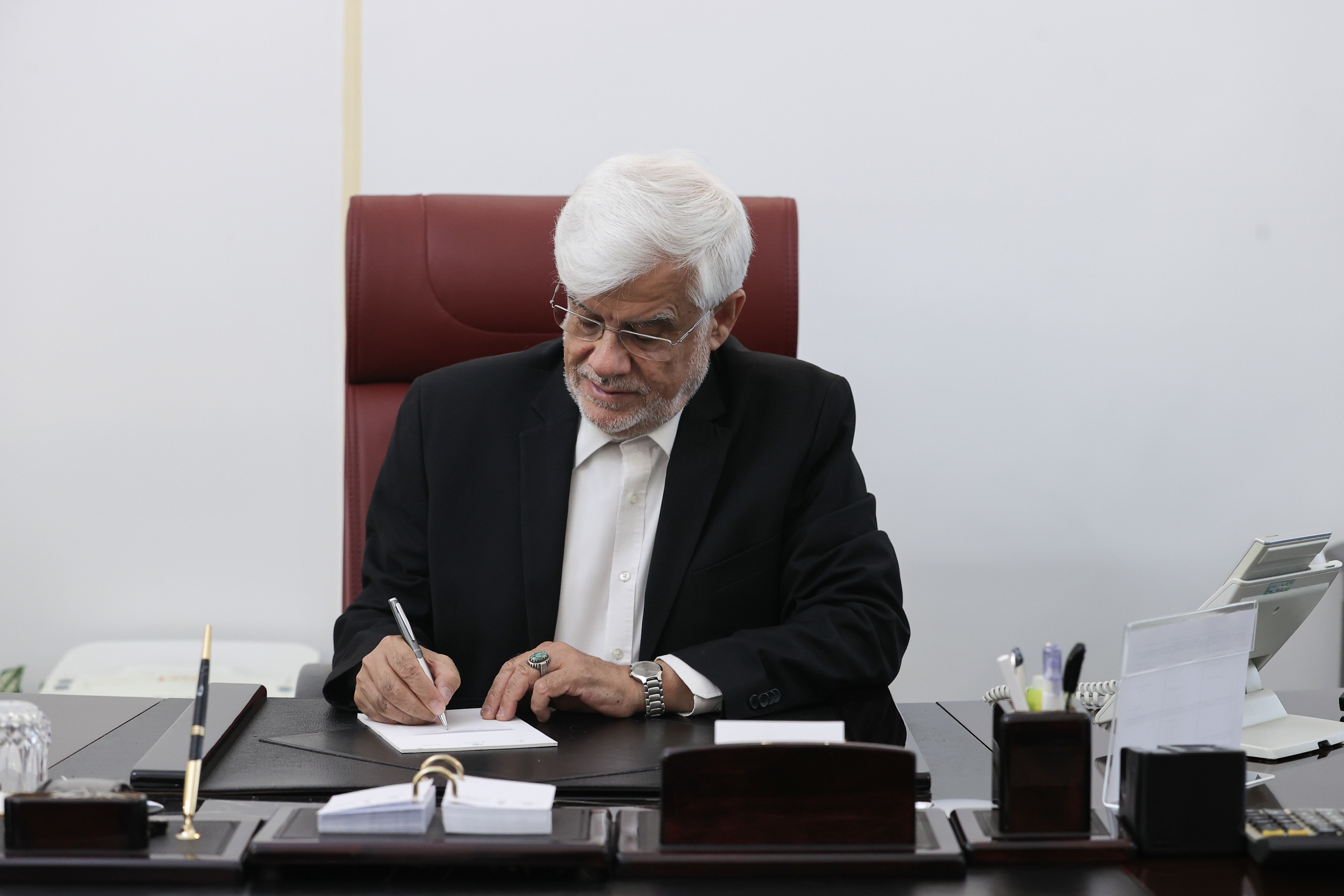 پیام تسلیت عارف به حاج صادق آهنگران