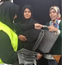 کاهش مصرف پلاستیک در ماه محرم با توزیع کیسههای پارچهای
