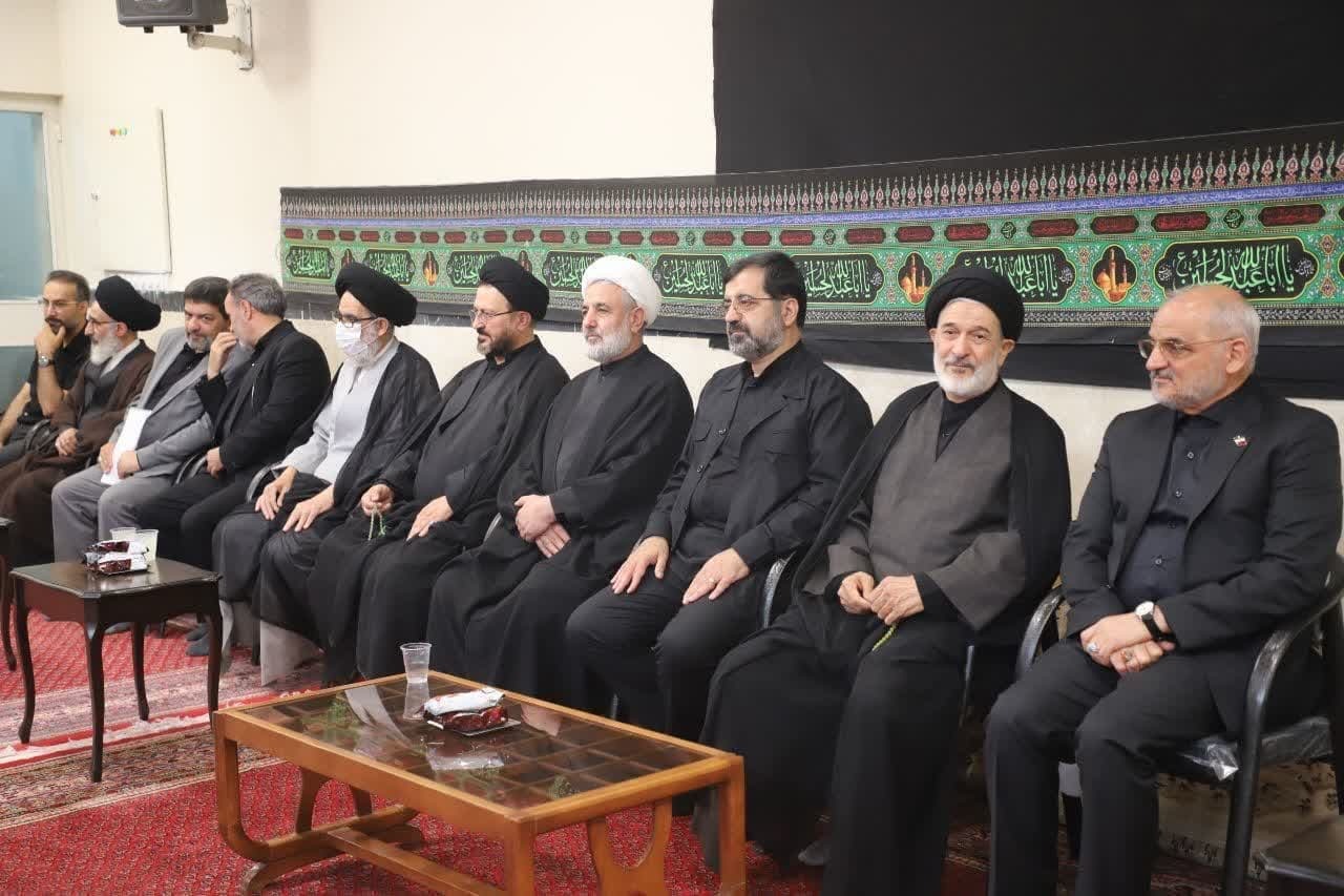 حضور رئیس دفتر رئیس جمهور در مراسم عزاداری بیوت مراجع در قم
