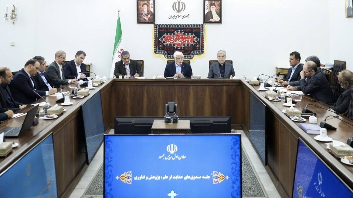 عارف: دست برتر را در گفت‌و‌گو و دیپلماسی داریم