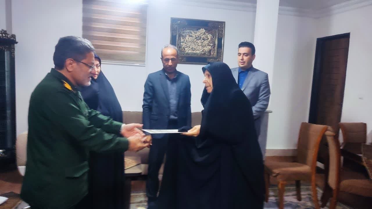 دیدار با خانوادههای آزادگان در شهرستان پلدشت دیدار با خانوادههای آزادگان در شهرستان پلدشت