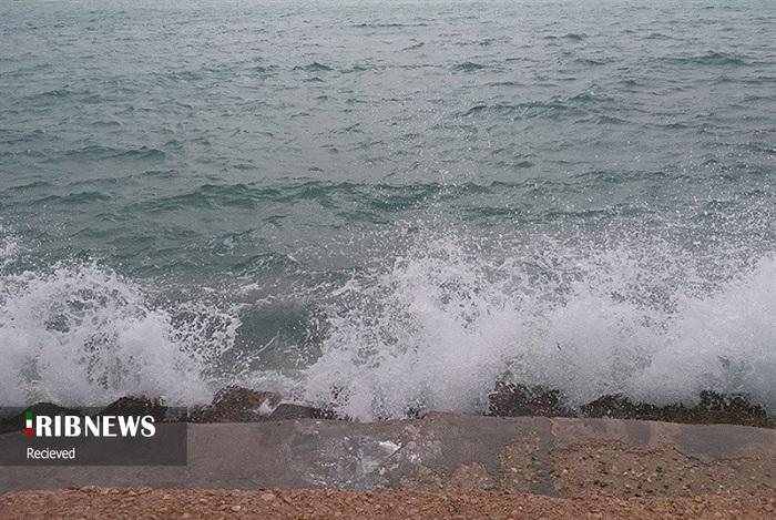 وزش باد، تلاطم دریا و ارتفاع یک و نیم متری امواج دریا