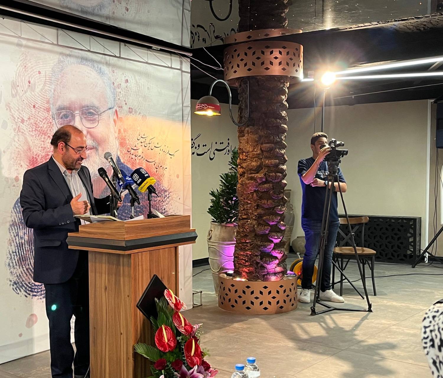 شعر افشین علا پیوند حریر و شمشیر است شعر افشین علا پیوند حریر و شمشیر است