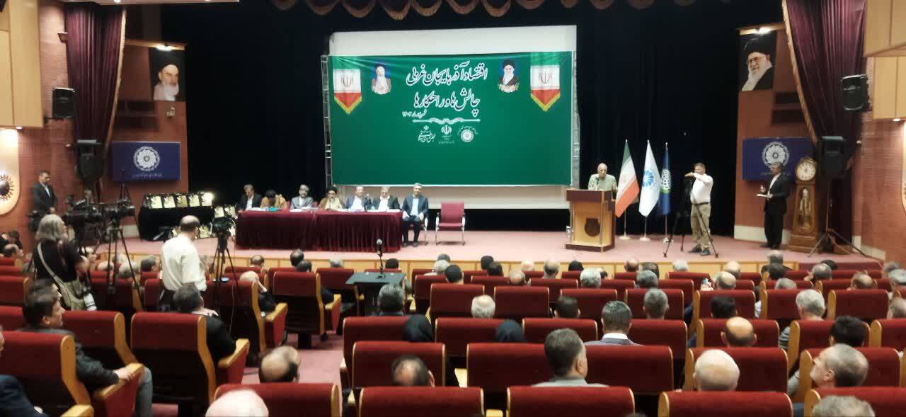 تجلیل از فعالان برتر اقتصادی و بیان درد و دل‌های تولیدکنندگان در همایش اقتصاد آذربایجان غربی چالش‌ها و راهکار‌ها