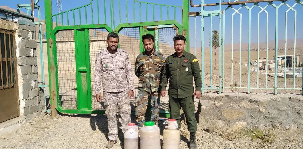 کشف ۴۵ کیلوگرم شیره آنغوزه قاچاق در کوهسرخ