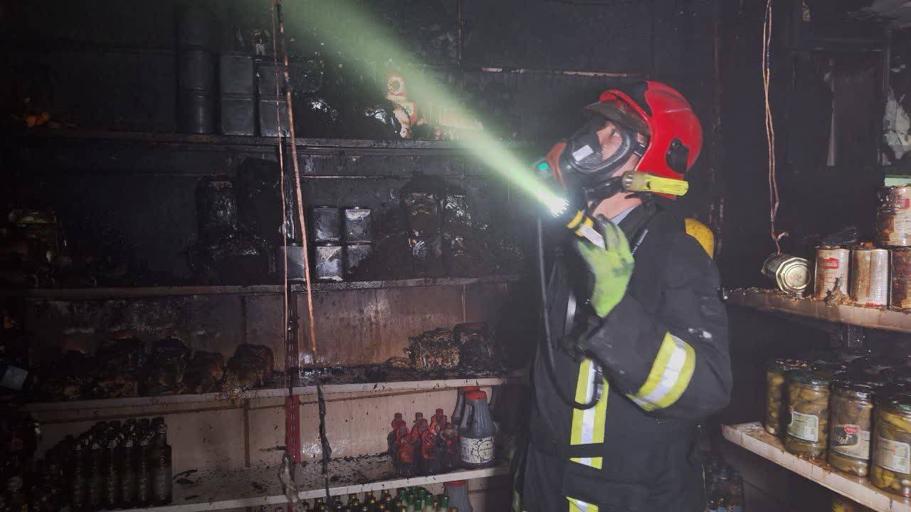 مهار حریق یک فروشگاه در مشهد