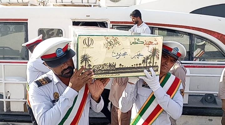 تشییع پیکر مطهر ۲ شهید گمنام در جزیره هرمز تشییع پیکر مطهر ۲ شهید گمنام در جزیره هرمز