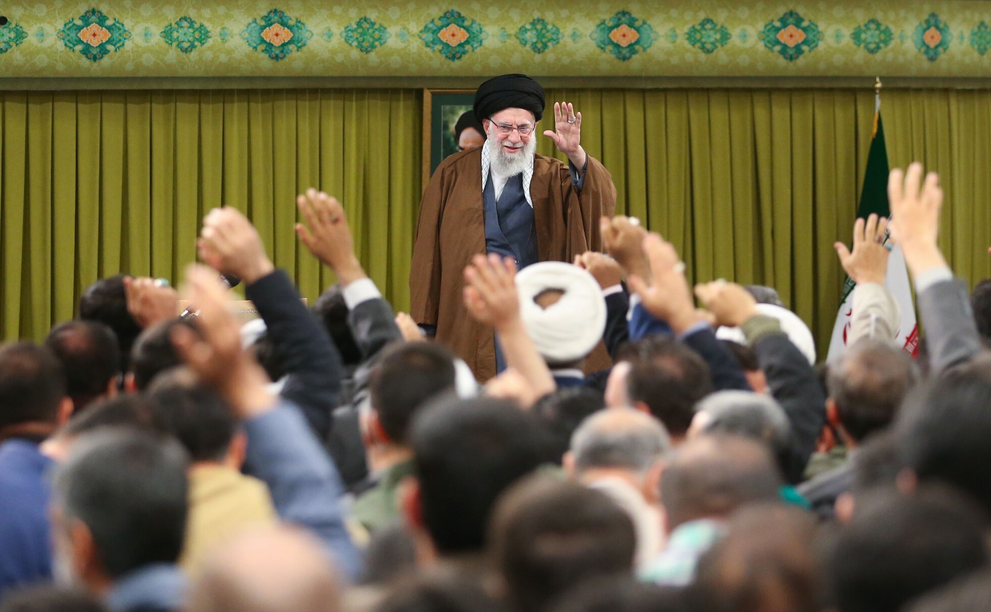 دشمن فهمیده ایران با فشار نظامی تسلیم و تصرف نمیشود دشمن فهمیده ایران با فشار نظامی تسلیم و تصرف نمیشود