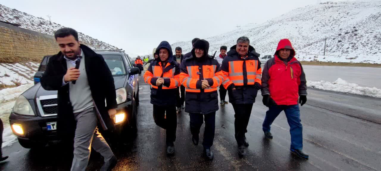 خدمات رسانی راهداری و دستگاه‌های امدادی در جاده های برفی و بارانی