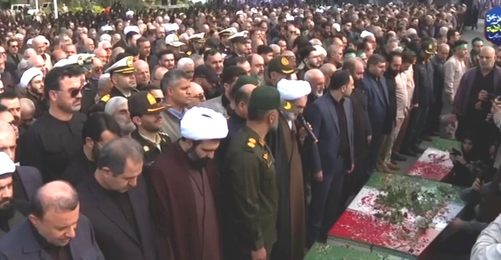 اقامه نماز بر پیکر ۷ شهید گمنام در میدان شهدای ذهاب رشت