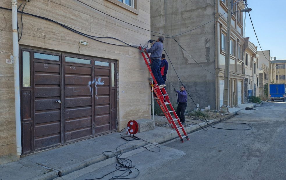 اجرای عملیات برگردان شبکه مس به فیبرنوری در خیابان تختی خرمدره