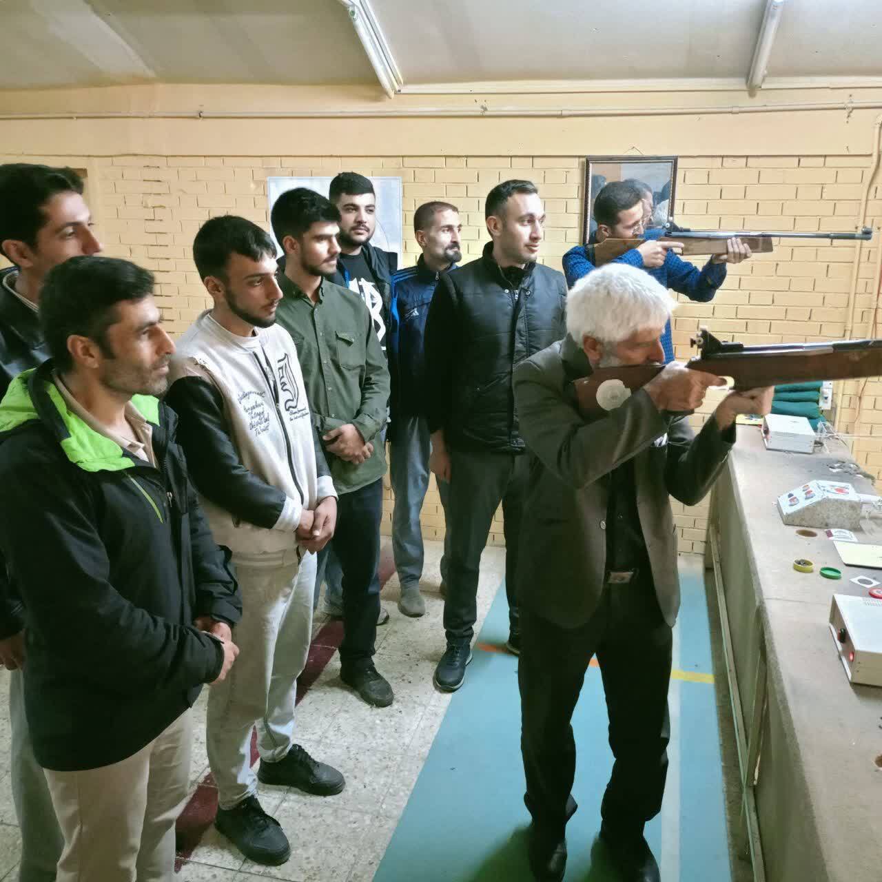 رقابت بسیجیان میاندوآبی در مسابقه تیر اندازی