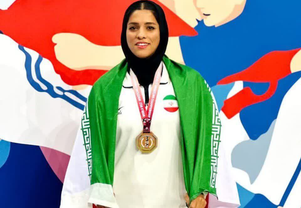 دختر آلیشکار قمی بر سکوی سومی جهان ایستاد دختر آلیشکار قمی بر سکوی سومی جهان ایستاد